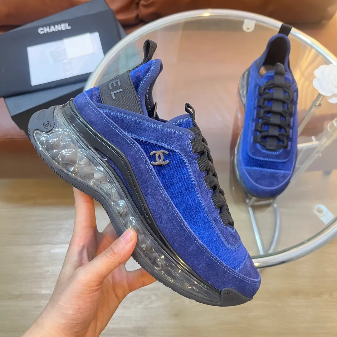 👟👟Ex-factory price 600👟👟 [Long-term supply of high-end versions] ⚠️Note: This model has many colors and the market has a complete range of colors. Welcome to consult ~ chanel Chanel Xiaoxiang casual sports shoes for couples and dad shoes for couples. The original version of the counter is 1:1, each color is accurately matched, and the internal standard is coded. ❣️Fabric material: original imported cow down + imported fabric, ❣️Inner material: imported breathable velvet, ❣️Outsole material: Original 1:1 mold opening, 3 layers of TPU ❣️Number of sizes: Women's 35-42 Men's 39-46 (Men's ➕10) Couple's version (with full set of high-end packaging)